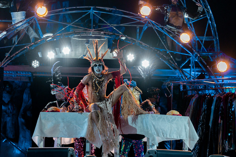 <p>O enredo construiu um percurso visual que destacou a quebra de padrões, a teatralidade e a presença de palco que transformaram o cantor em referência de originalidade na música brasileira.</p>
