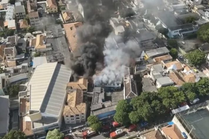 Incêndio atinge fábrica de fantasias de carnaval no RJ (2025) – Reprodução/Centro de Operações Rio