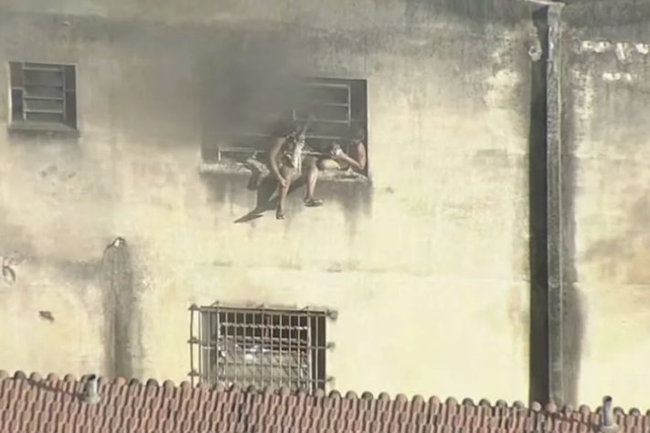 Incêndio atinge fábrica de fantasias de carnaval no RJ (2025) – Reprodução/TV Globo