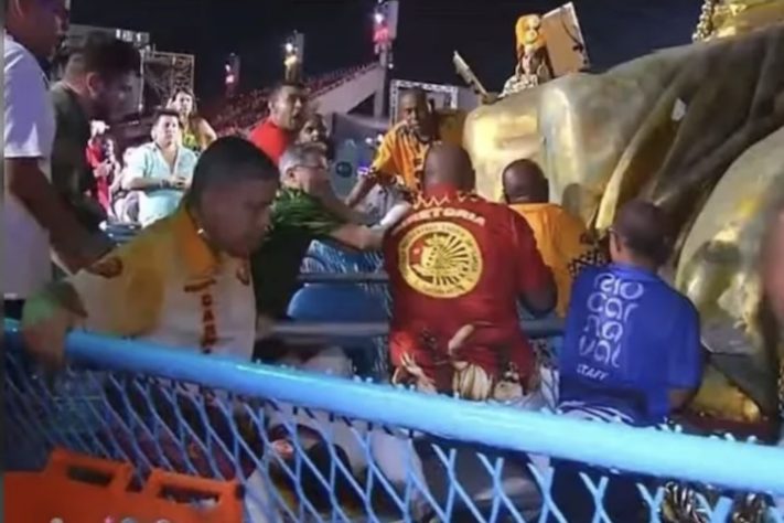 Integrante da União de Maricá fica ferido em acidente na Sapucaí no Carnaval 2026 – Reprodução/TV Band