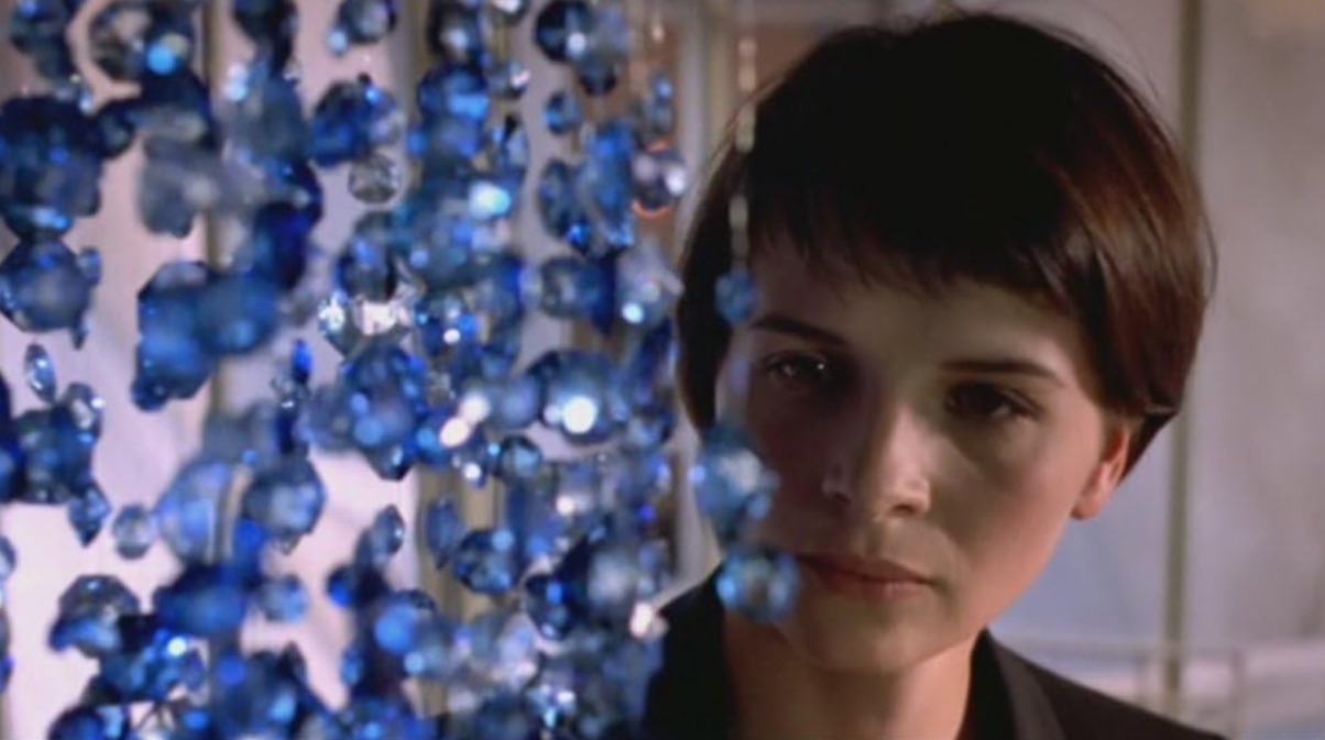 <p>JÃ¡ em â??A Liberdade Ã© Azulâ?, lanÃ§ado em 1993 e dirigido por Krzysztof Kie?lowski, primeiro filme da trilogia das cores, deu vida a Julie, uma compositora que perde a filha e o marido em um acidente de carro. Com esse trabalho, Binoche conquistou seu primeiro CÃ©sar de Melhor Atriz e a Copa Volpi de Melhor Atriz no Festival de Veneza.</p>
