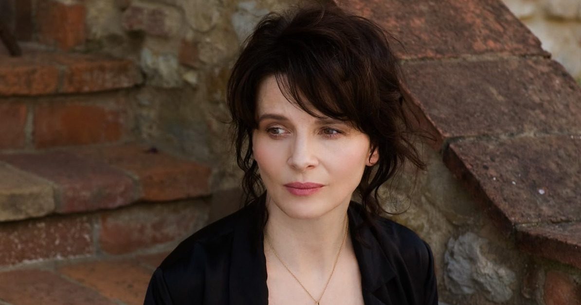 <p>Em 2010, venceu o prêmio de Melhor Atriz no Festival de Cannes por “Cópia Fiel”, de Abbas Kiarostami, no qual interpreta Elle, dona de uma galeria francesa. Na trama, James, um escritor britânico, está na Toscana promovendo seu novo livro, que defende que reproduções de obras de arte podem ter tanto valor quanto o original.</p>
