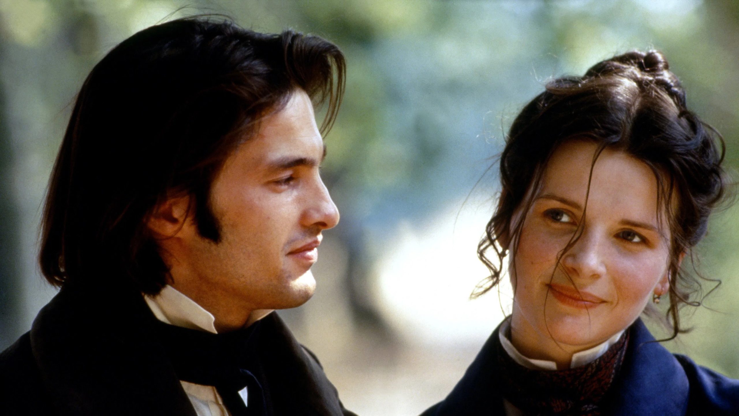 <p>Em “O Cavaleiro do Telhado e a Dama das Sombras”, lançado em 1995 e dirigido por Jean-Paul Rappeneau, Binoche interpreta Pauline de Théus, uma mulher que se alia a Angelo Pardi, personagem de Olivier Martinez, para atravessar uma Provença assolada por uma epidemia de cólera, movidos pela sobrevivência e por um amor platônico. O papel lhe rendeu mais uma indicação ao César.</p>
