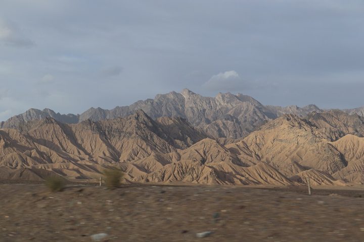 <p>É essa barreira geográfica que impede a chegada de umidade e resulta em um clima hiperárido, onde a precipitação média anual raramente ultrapassa os 10 milímetros em seu núcleo.</p>
