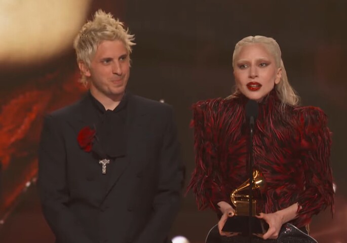 <p>A cantora venceu Melhor Performance Vocal de Pop e Melhor Gravação de Dance Pop com “Abracadabra”. Mesmo fora das disputas das categorias gerais, Gaga ampliou um recorde construído ao longo de diferentes fases da carreira.</p>
