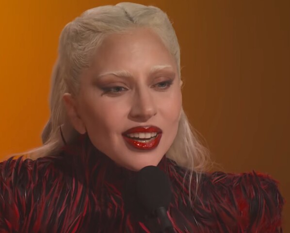 <p>Lady Gaga – Nascida em 28 de março de 1986, em Nova York nos Estados Unidos, seu nome de batismo é Stefani Joanne Angelina Germanotta. O nome artístico surgiu da música “Radio Ga Ga”, da banda “Queen”, que seu produtor Rob Fusari costumava cantar para ela. Em uma mensagem de celular, o corretor automático trocou “Radio” por “Lady”, e o nome acabou sendo adotado.</p>
