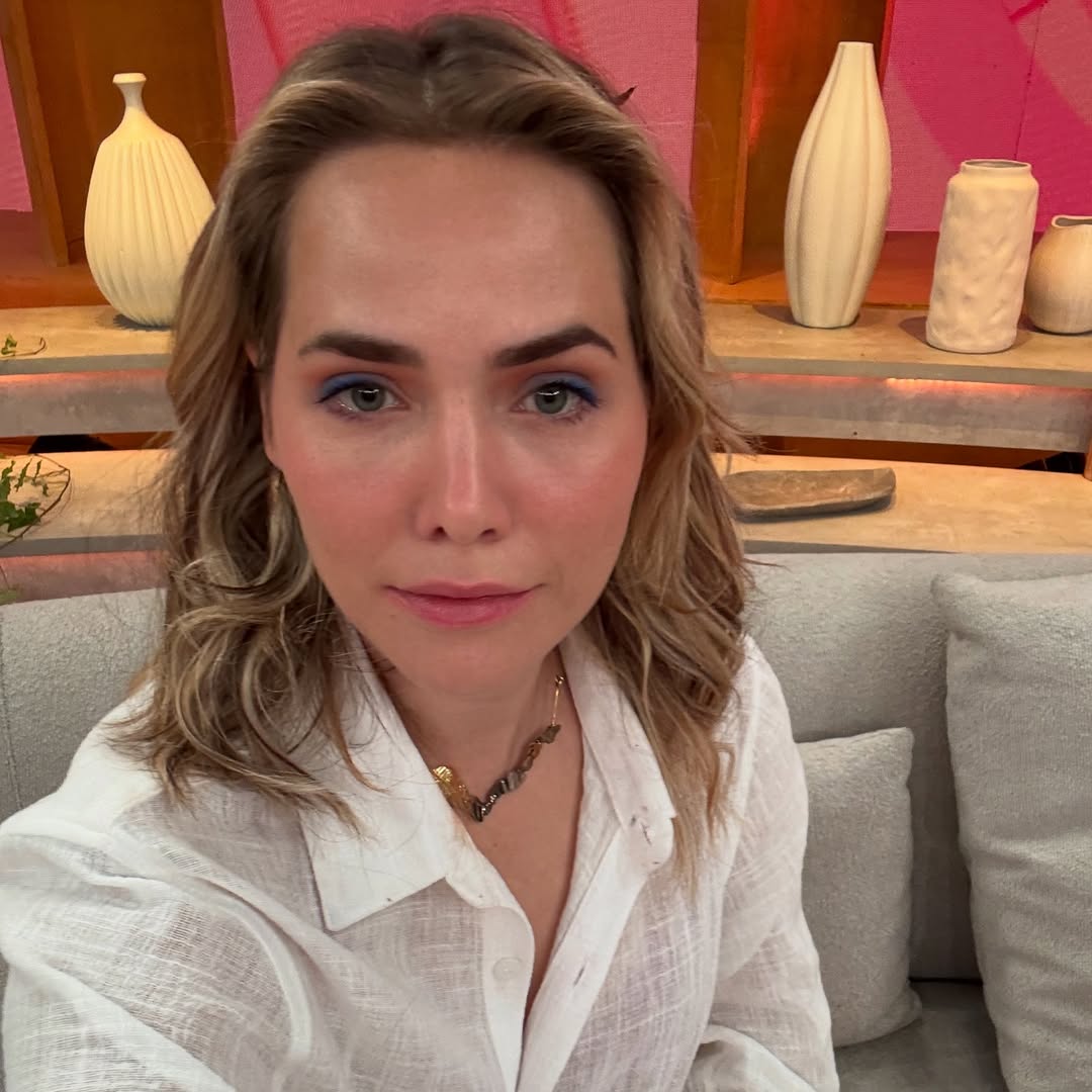 <p>Acusada injustamente pelo crime, Adriana é condenada à prisão e recebe apoio apenas de Pedro, interpretado por Chay Suede, filho do advogado responsável por sua condenação. Após seis anos presa, ela deixa a cadeia e, ao lado dele, busca vingança contra àqueles responsáveis por sua condenação.</p>
