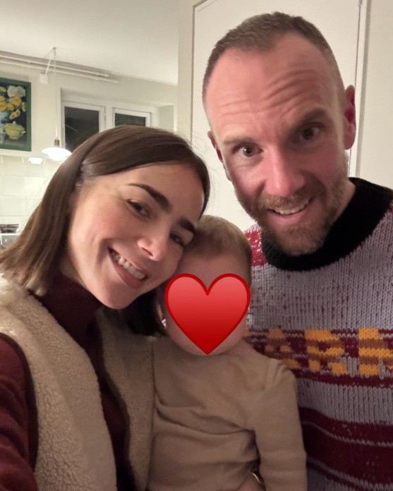 <p>Em relação à vida pessoal, Lily Collins é discreta, especialmente em razão da intensa exposição midiática durante o divórcio de seus pais. Ela é casada desde 2021 com o escritor e diretor americano Charlie McDowell e, em 2025, anunciou no Instagram o nascimento de sua filha por meio de barriga de aluguel.</p>
