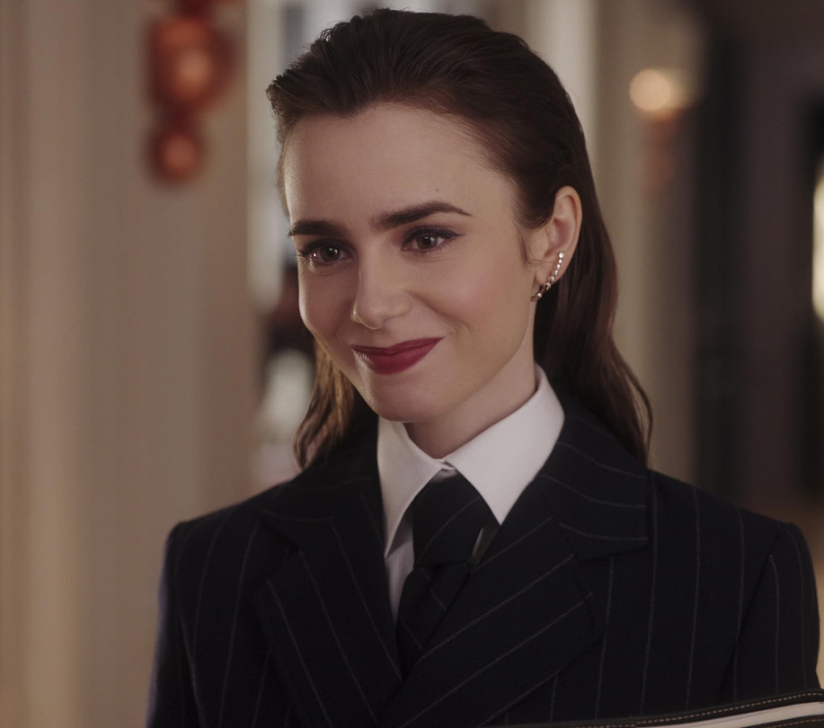 <p>Em 2020, assumiu o papel principal em “Emily em Paris”. Por sua atuação, recebeu indicação ao Globo de Ouro em 2021 na categoria de Melhor Atriz em Série de Televisão – Comédia ou Musical. Em 2026, a série foi renovada pela Netflix para a 6ª temporada.</p>
