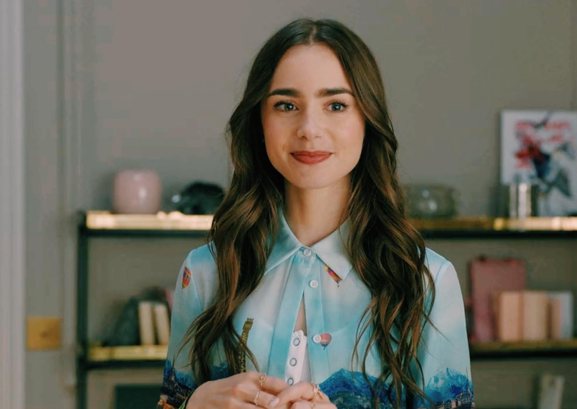 <p>Lily Collins, nascida em 18 de março de 1989, em Guildford, Inglaterra, é uma atriz e modelo britânico-americana conhecida por interpretar a protagonista da popular série de comédia romântica da Netflix “Emily em Paris”.</p>
