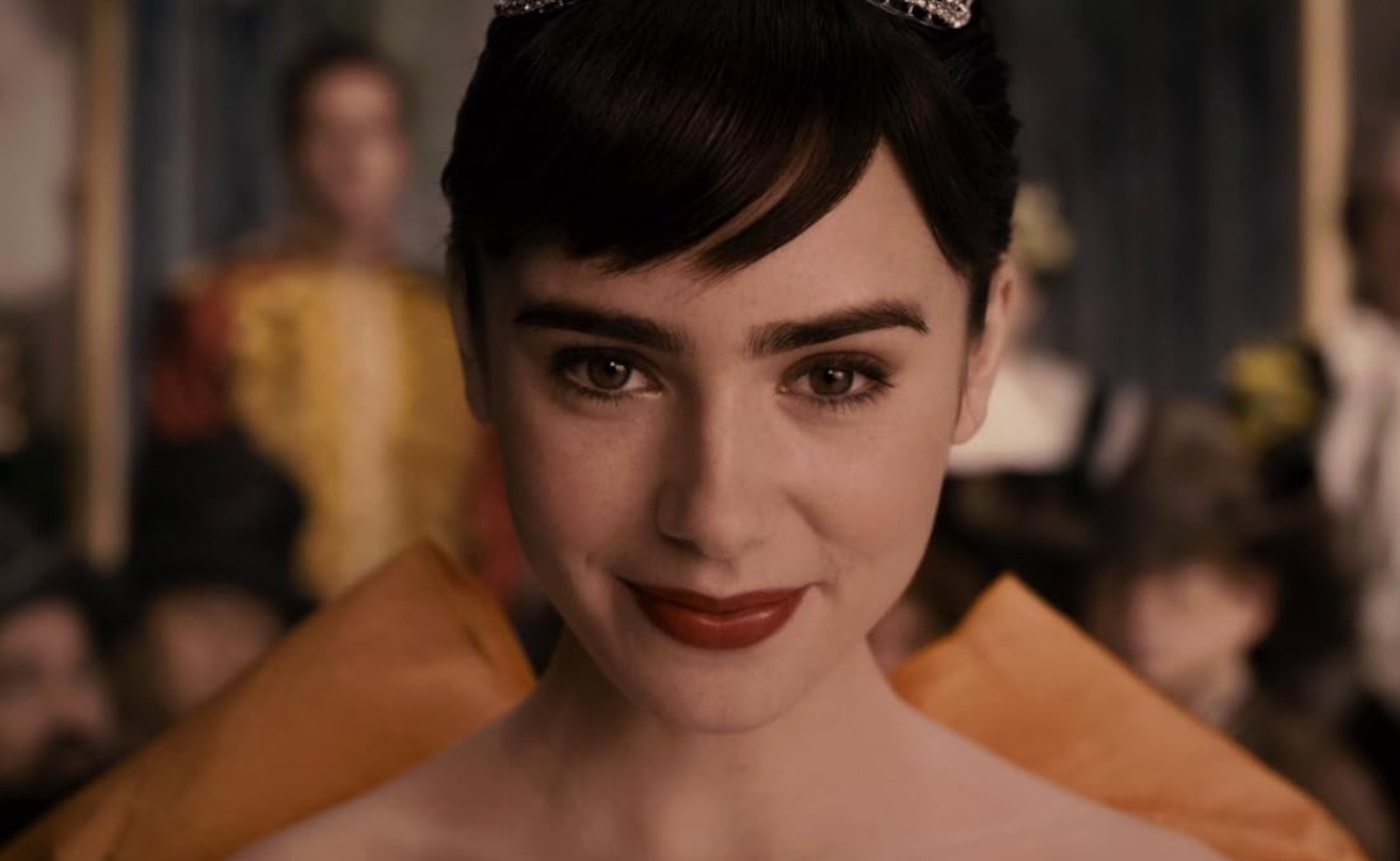 <p>Collins ganhou maior projeção com “Espelho, Espelho Meu”, em 2012, adaptação livre de “Branca de Neve”, na qual interpretou a personagem-título ao lado de Julia Roberts. Foi o primeiro filme em que demonstrou seus talentos vocais, cantando “I Believe in Love”.</p>
