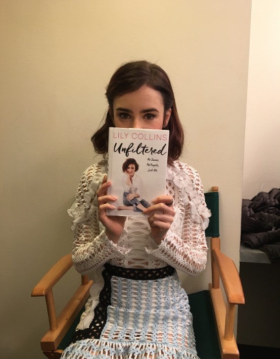 <p>Na época, Collins falou publicamente sobre sua própria experiência com anorexia na adolescência e no início da vida adulta. Ainda em 2017, lançou o livro “Sem Filtro”, no qual relata suas dificuldades com transtornos alimentares e o crescimento sob os holofotes.</p>
