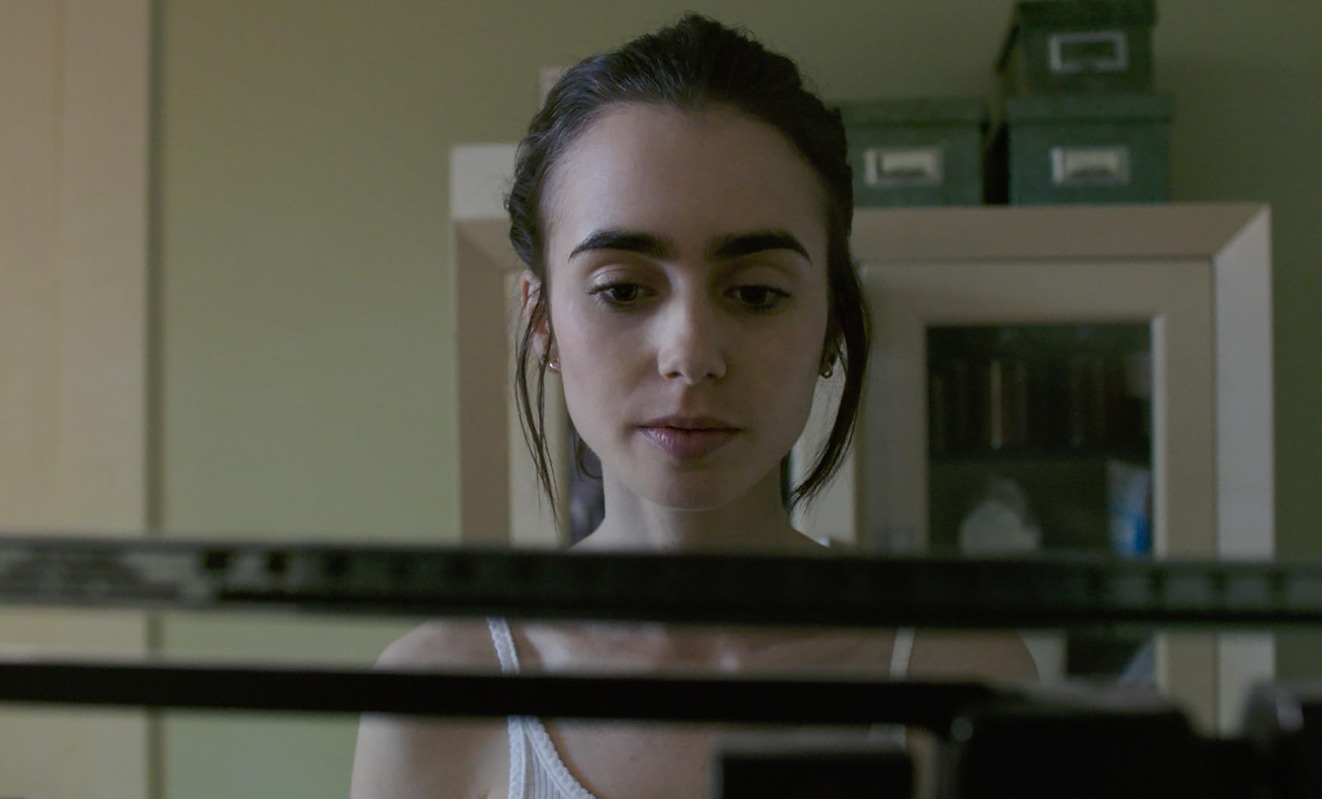 <p>Em 2017, interpretou uma jovem com anorexia nervosa no drama da Netflix “O Mínimo para Viver”. Na história, a personagem de Lily Collins é internada em uma casa de reabilitação, onde aprende a lidar com o transtorno alimentar.</p>
