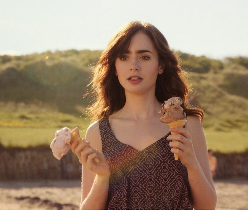 <p>Em 2014, estrelou “Simplesmente Acontece”, comédia romântica centrada em amigos que se apaixonam. Depois, atuou em “Regras Não Se Aplicam”, em 2016, no papel de uma aspirante a atriz. Apesar do desempenho comercial modesto do filme, ela recebeu sua primeira indicação ao Globo de Ouro de Melhor Atriz em Comédia ou Musical.</p>
