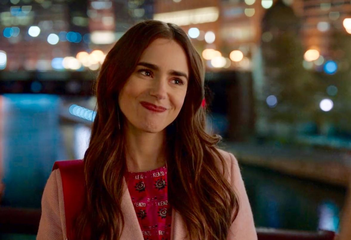 <p>A produção acompanha Emily Cooper, uma executiva de marketing ambiciosa de Chicago que aceita um emprego em Paris. Na capital francesa, enfrenta choques culturais, desafios profissionais e um complexo triângulo amoroso.</p>
