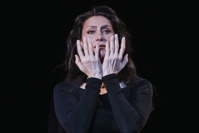 Monólogo estrelado por Maria Fernanda Cândido em Paris ‘bomba’ e precisa de sessão extra