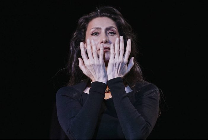Maria Fernanda Cândido protagoniza o espetáculo Balada Acima do Abismo no Théâtre du Soleil, em Paris - Sarah Monecchi/Divulgação