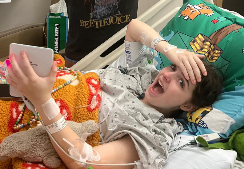 <p>Mckenna foi diagnosticada com escoliose aos 12 anos. Após a curvatura da coluna ultrapassar 45 graus, passou por cirurgia para evitar comprometimento dos pulmões. Em outubro de 2022, realizou o procedimento, que reduziu a curvatura para seis graus.</p>
