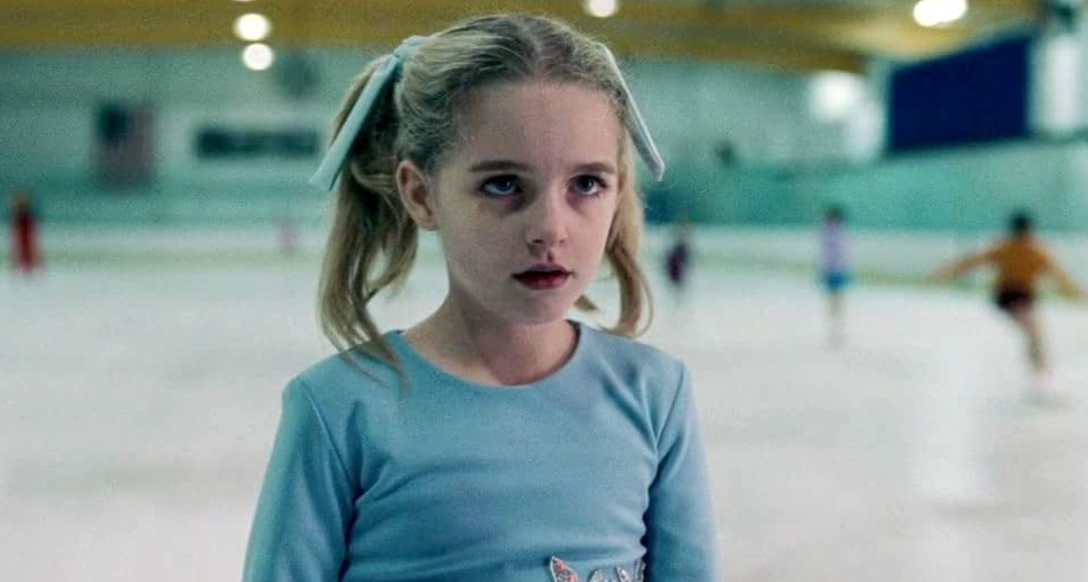 <p>A partir de então, sua carreira deslanchou. Interpretou a versão infantil de Tonya Harding em “Eu, Tonya”, viveu a jovem Carol Danvers em “Capitã Marvel”, participou de “O Mundo Sombrio de Sabrina” como a jovem Sabrina e integrou “A Maldição da Residência Hill” como a jovem Theo.</p>
