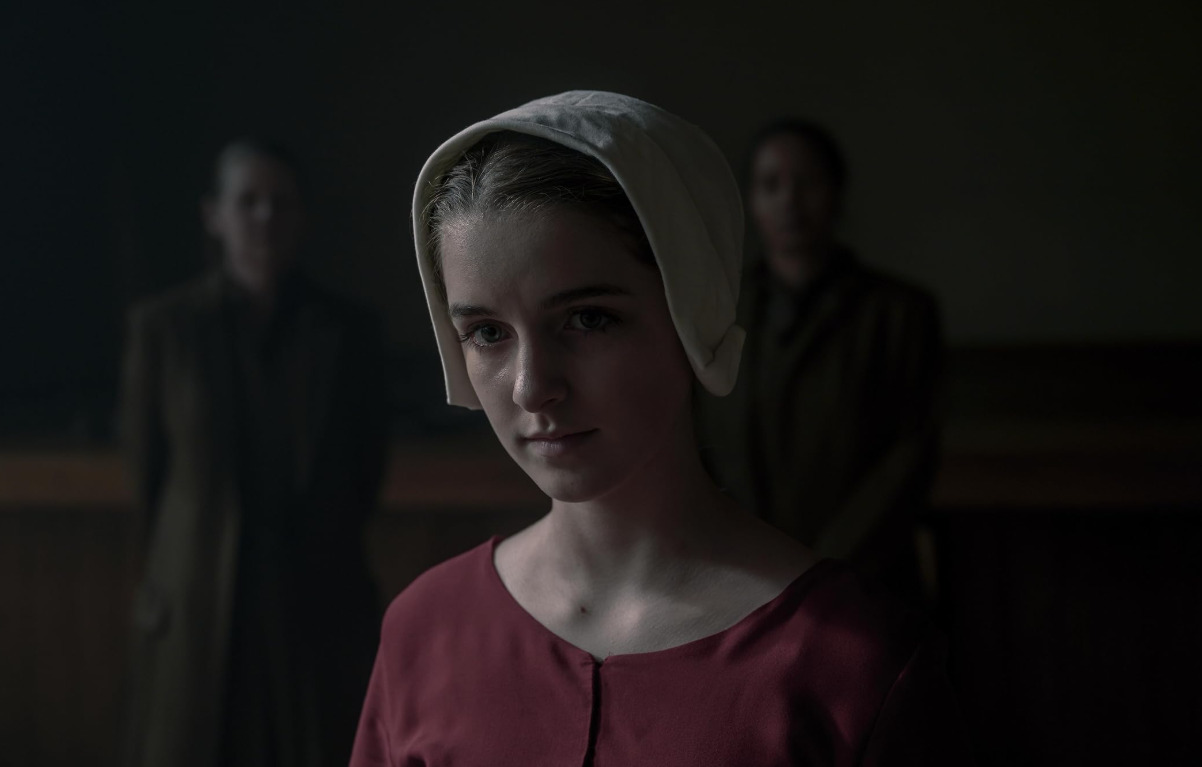 <p>Já adolescente, recebeu sua primeira indicação ao Emmy em 2021, aos 15 anos, na categoria Melhor Atriz Convidada em Série de Drama por “The Handmaid’s Tale”. Na série distópica, interpretou Esther Keyes, uma adolescente forçada a se casar com um homem mais velho.</p>
