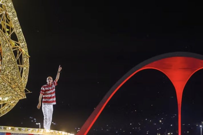 Mestre Ciça durante desfile da Viradouro com enredo em sua homenagem — Rafael Catarcione/Riotur