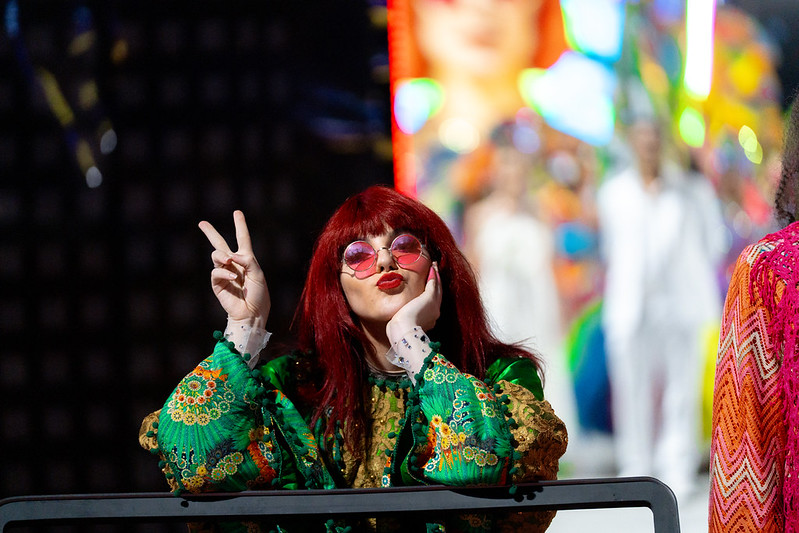 <p>Esta, aliás, foi a única categoria decidida por votação popular. O espetáculo apostou em um visual psicodélico e em referências à obra e à irreverência da cantora.</p>
