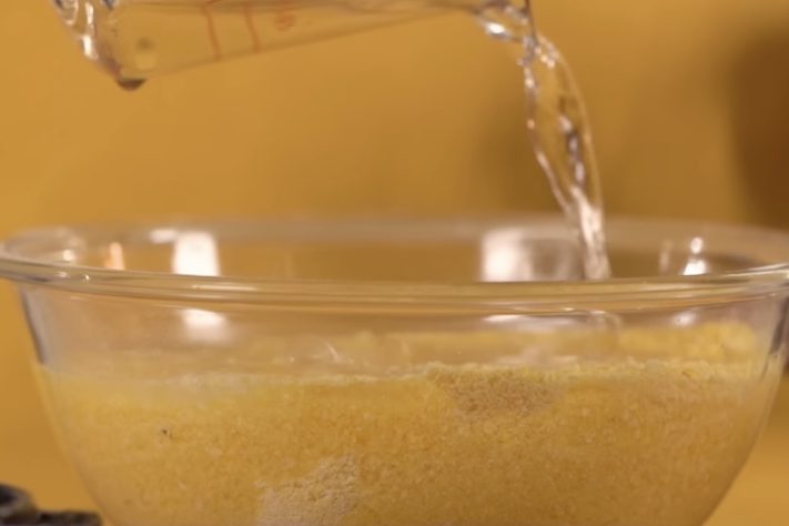 Modo de preparo do cuscuz nordestino – Reprodução/Mohamad Hindi