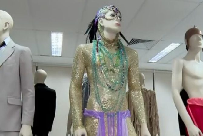 Ney Matogrosso expõe figurinos históricos em Santos