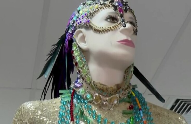 <p>Muitas delas, aliás, desenhadas por ele. As roupas ajudaram a construir a identidade estética e performática do cantor, conhecido pela ousadia no palco e pela forte presença visual.</p>
