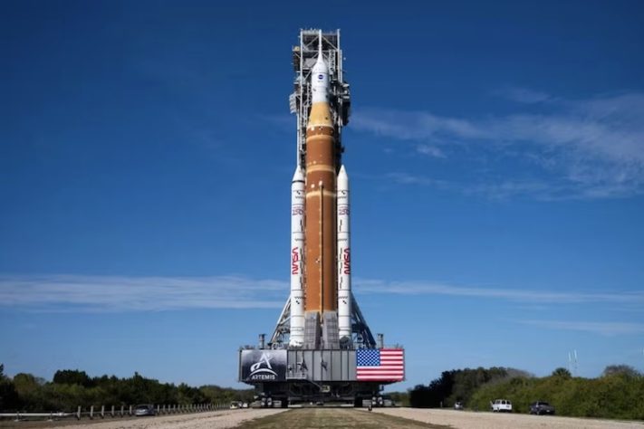 O foguete SLS e a cápsula Orion seguem presos ao lançador móvel rumo ao Complexo 39B, no Centro Espacial Kennedy, na Flórida, durante a preparação da missão Artemis II — NASA/Joel Kowsky