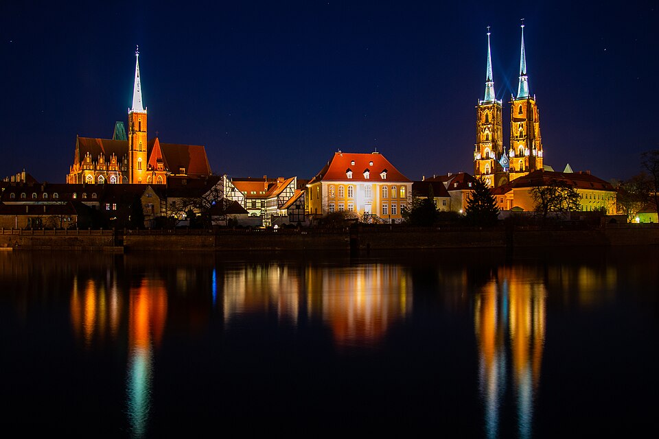 <p>Além da catedral, Ostrów Tumski abriga igrejas como a da Santa Cruz e São Bartolomeu, construída em dois níveis. Esses templos reforçam a importância religiosa da região e sua relevância ao longo dos séculos.</p>
