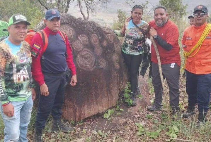 Pesquisadores e prefeito do município com o grande complexo de gravuras pré-históricas — Divulgação/Instituto Nacional da Terra da Venezuela