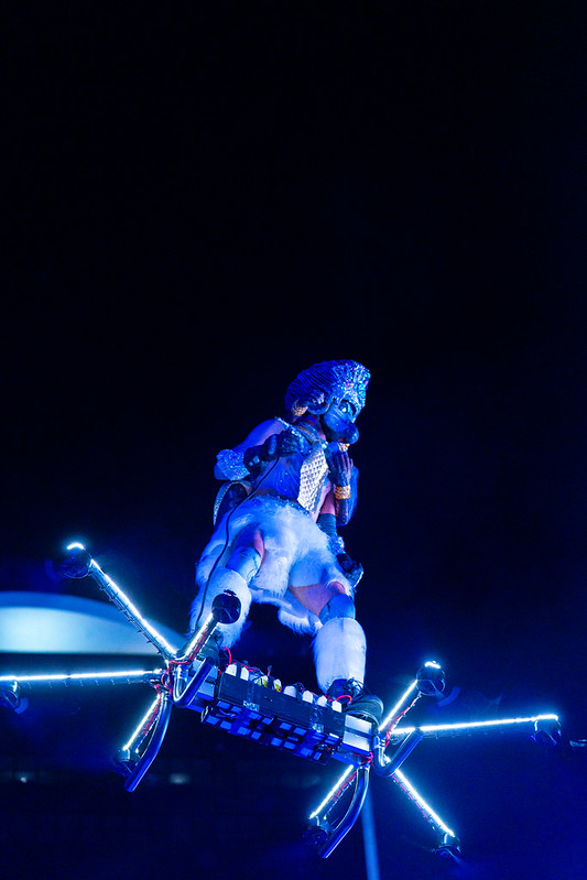 <p>O equipamento realizou quatro voos curtos sobre um tripé alegórico, mas, segundo a Anac, o transporte de pessoas é “expressamente proibido” pelo regulamento RBAC E nº 94. Ele também impõe distância mínima de segurança.</p>
