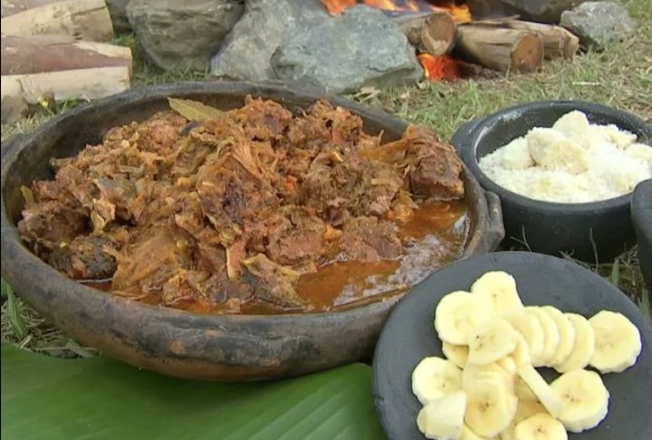 <p>A identidade de Morretes também se expressa pela gastronomia. O prato-símbolo é o barreado, preparado lentamente em panelas de barro vedadas, até que a carne atinja uma textura desfiada e extremamente macia.</p>

