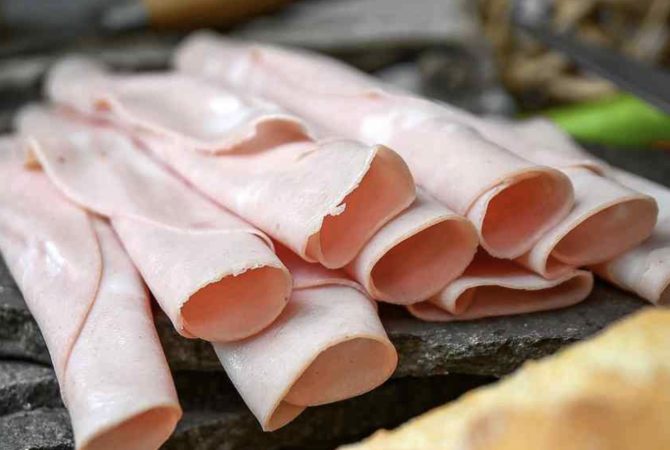 Preço, sabor e composição nutricional: entenda a diferença entre presunto e apresuntado