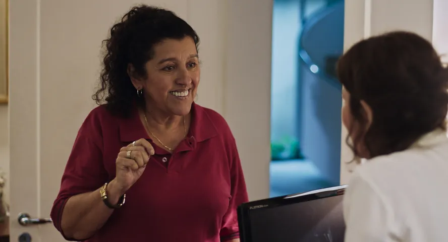 <p>A partir de 2019, voltou a se dedicar mais intensamente à atuação. Em “Três Verões”, dirigido por Sandra Kogut e lançado no Festival Internacional de Cinema de Toronto, interpretou a governanta Madá. Pela atuação, recebeu o prêmio de melhor atriz no Antalya Golden Orange Film Festival.</p>
