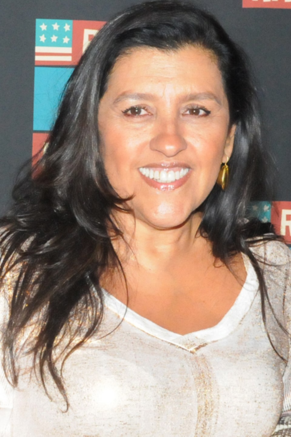 <p>A transição para o cinema ocorreu em 1978, com participação em “Chuvas de Verão”, de Cacá Diegues, e papel de maior destaque em “Tudo Bem”, de Arnaldo Jabor. Na mesma década, dividiu sua atenção entre a atuação e os estudos universitários em comunicação, filosofia e história na PUC-Rio.</p>
