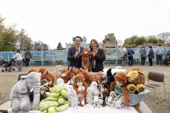 Representante da Ikea e diretor do zoológico de Ichikawa celebram doação de brinquedos de pelúcia — Divulgação/Ichikawa Zoo