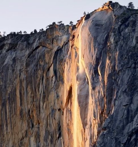 <p>Só quando o volume de água coincide com o ângulo exato da luz do pôr do sol, a cachoeira reflete tons que lembram chamas escorrendo pela rocha.</p>
