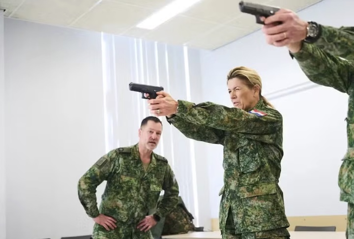 <p>Aos 54 anos, Máxima iniciou instrução militar básica, recebeu a patente de soldado e deverá ser promovida a tenente-coronel após o curso.</p>
