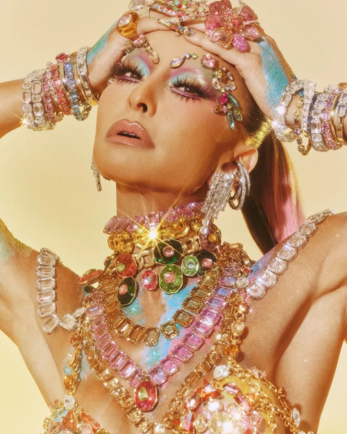 <p>O visual, com peças importadas da Áustria, foi inspirado na obra Aquarela, do multiartista Heitor dos Prazeres, tema do enredo da agremiação neste ano, que destaca a ancestralidade africana e o legado do sambista fluminense.</p>
