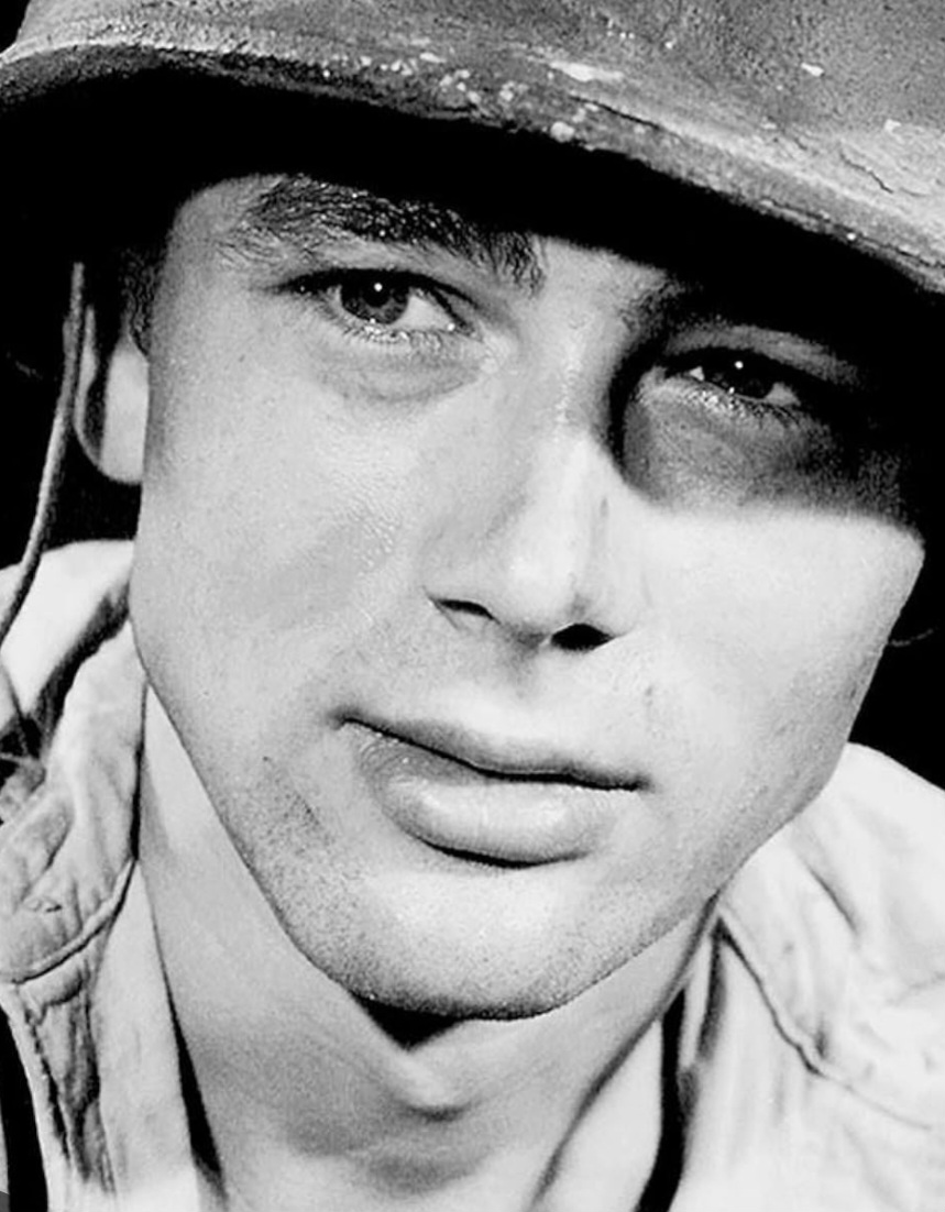 <p>Sua estreia no cinema ocorreu em papéis secundários, mas logo ficou claro que sua presença magnética não passaria despercebida. Com participações em filmes como “Fixed Bayonets!”, Dean começou a se destacar, pois transmitia emoção mesmo em cenas breves. Essa fase foi o prelúdio de sua ascensão meteórica.</p>
