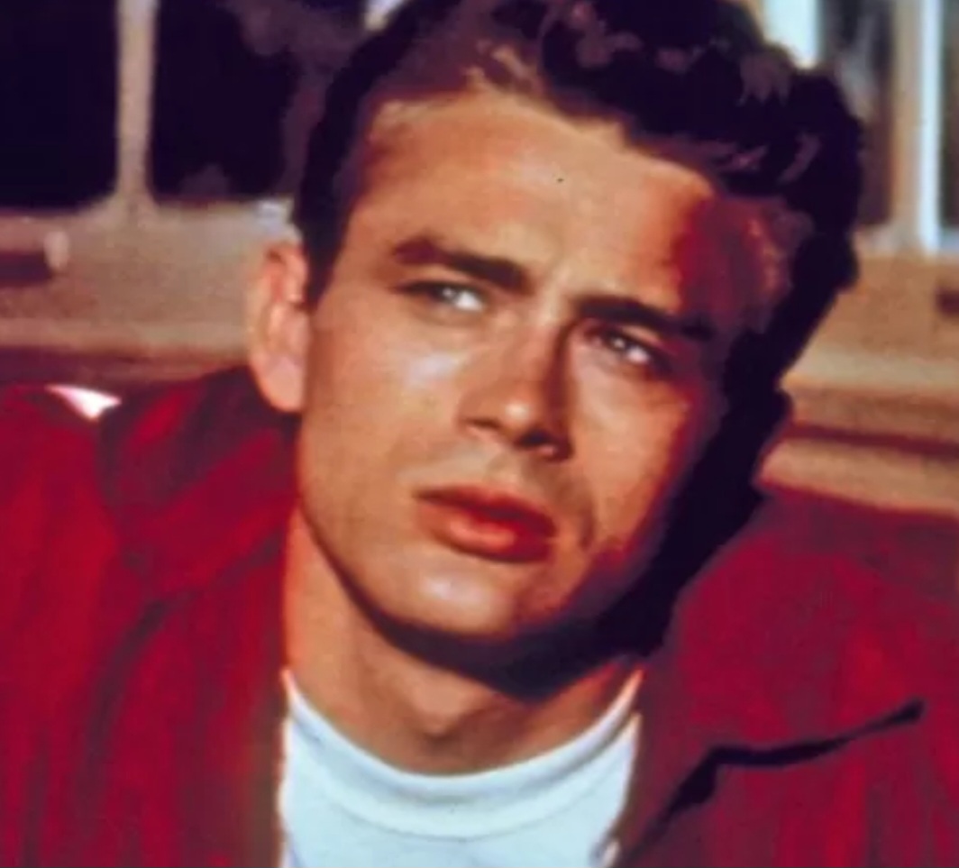 <p>Mesmo décadas após sua partida, James Dean continua presente na cultura popular, pois sua imagem é constantemente revisitada em filmes, músicas e moda. Ele representa a juventude eterna, já que sua vida curta transformou-se em símbolo de intensidade e liberdade. Assim, sua obra permanece inesquecível.</p>

