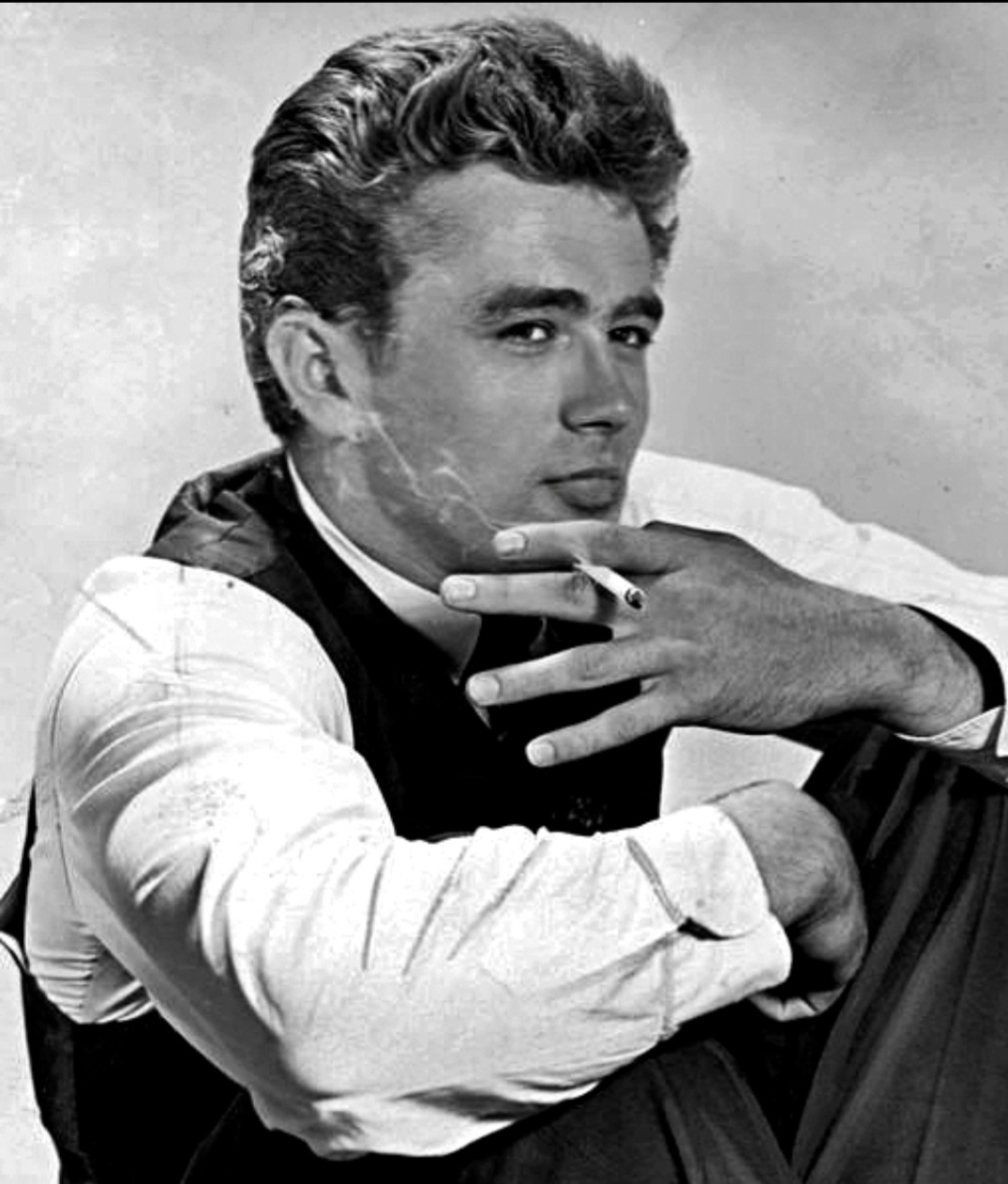 <p>Na televisão, Dean apareceu em produções como “Family Theater” e “Danger,” e embora fossem papéis pequenos, eles mostravam sua versatilidade. Com cada atuação, conquistava mais espaço, já que sua intensidade chamava atenção dos críticos e do público. Assim, a TV serviu como trampolim para o cinema.</p>
