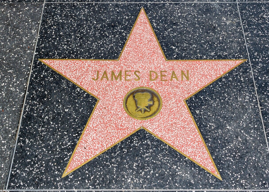 <p>Dean tornou-se símbolo da rebeldia juvenil, pois seus personagens refletiam conflitos internos e sociais. Sua imagem inspirou músicos, escritores e cineastas, já que representava autenticidade e inconformismo. Assim, sua influência ultrapassou o cinema e alcançou outras artes.</p>
