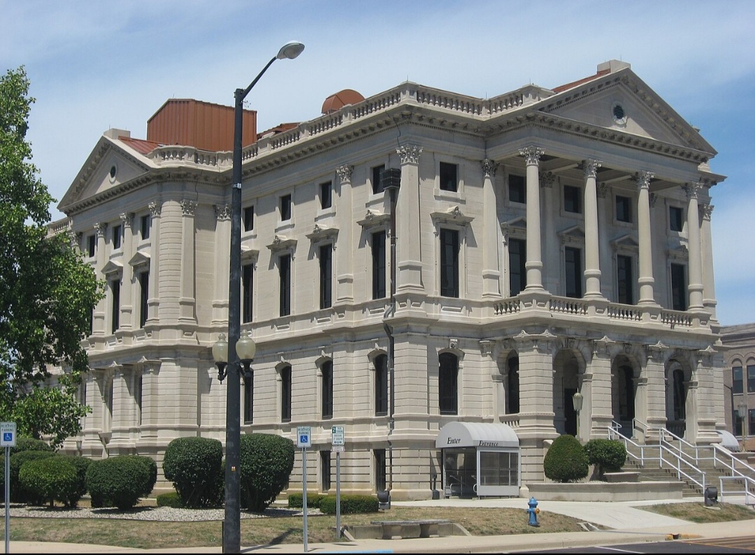 <p>Nascido em 8/2/1931 em Marion, no estado de Indiana, James Byron Dean enfrentou dificuldades emocionais na infância. Afinal, perdeu a mãe e foi criado pelos tios. A experiência moldou sua sensibilidade, já que desde cedo mostrava interesse por artes. Ao crescer, se refugiou no teatro escolar, onde começou a revelar o talento que mais tarde o levaria ao estrelato.</p>
