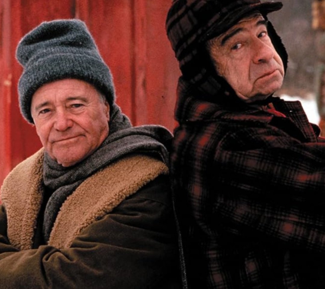 <p>Outro marco de sua trajetória foi a amizade e parceria com Walter Matthau. Juntos protagonizaram sucessos como “Um Estranho Casal” (1968) e “Dois Velhos Rabugentos” (1993). A química entre os dois era natural, pois combinavam estilos distintos que se complementavam. Essa dupla tornou-se uma das mais queridas da história do cinema.</p>
<p>&nbsp;</p>
