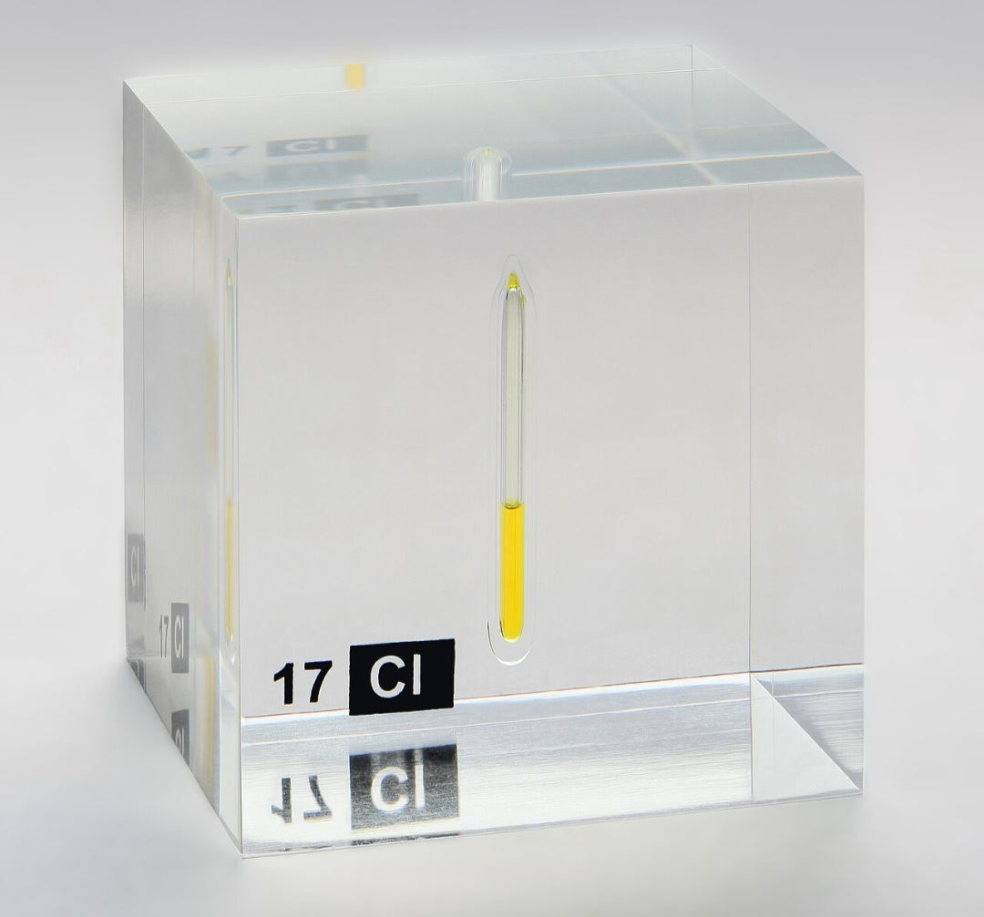 <p>O cloro é um elemento químico com forte ação desinfetante. Na água, ele forma substâncias capazes de eliminar bactérias, vírus e fungos.</p>
