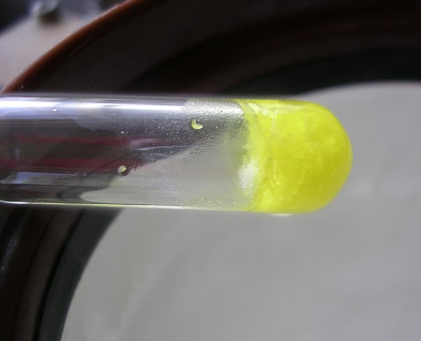 <p>O produto mais utilizado para desinfecção é o cloro, considerado eficiente e de custo acessível. Ele é aplicado em piscinas residenciais e comerciais de diferentes tamanhos.</p>
