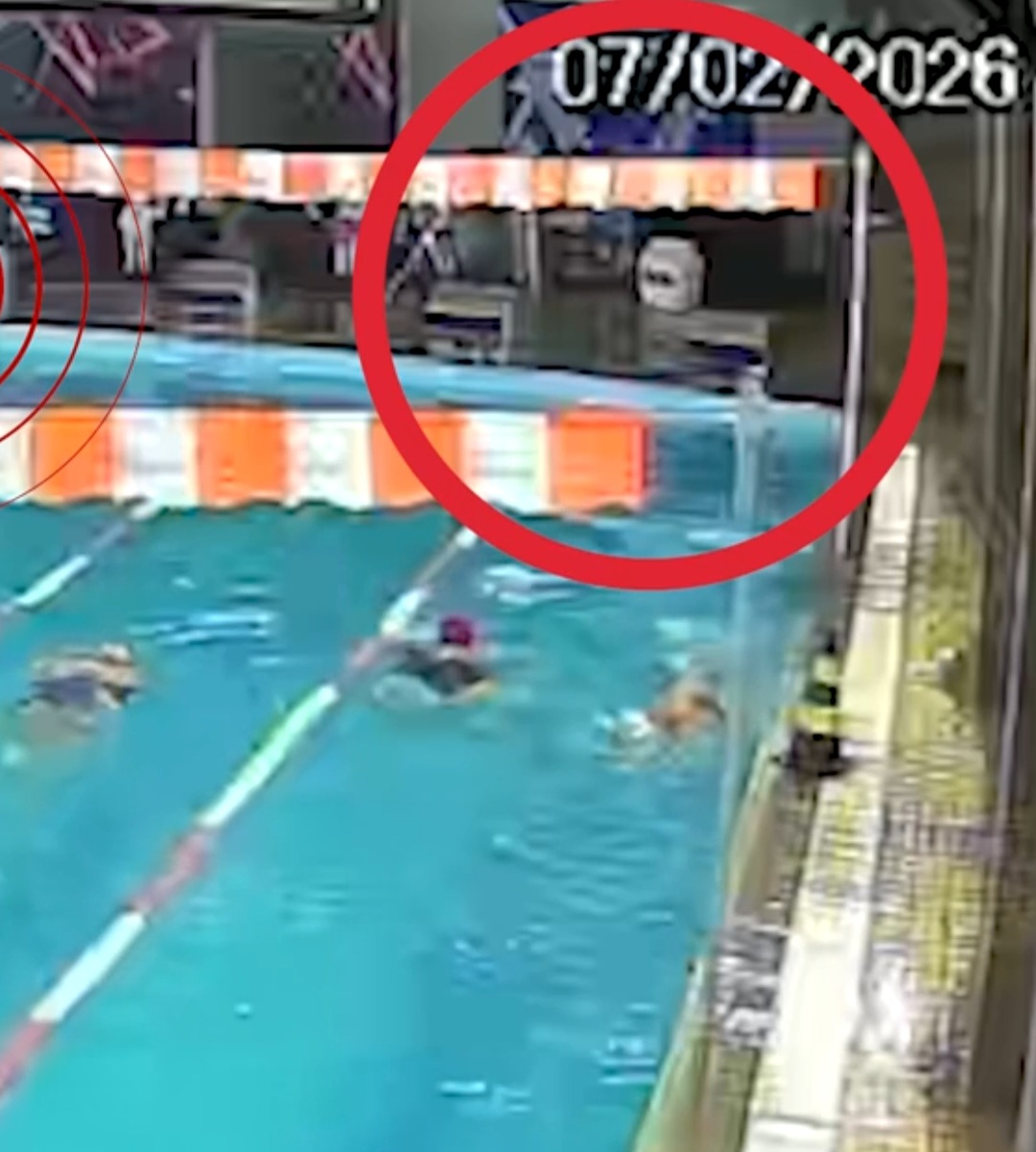 <p>Fora da piscina, enquanto as pessoas nadam, um funcionário mexe em galão com produto que a polícia investiga do que se trata. </p>
